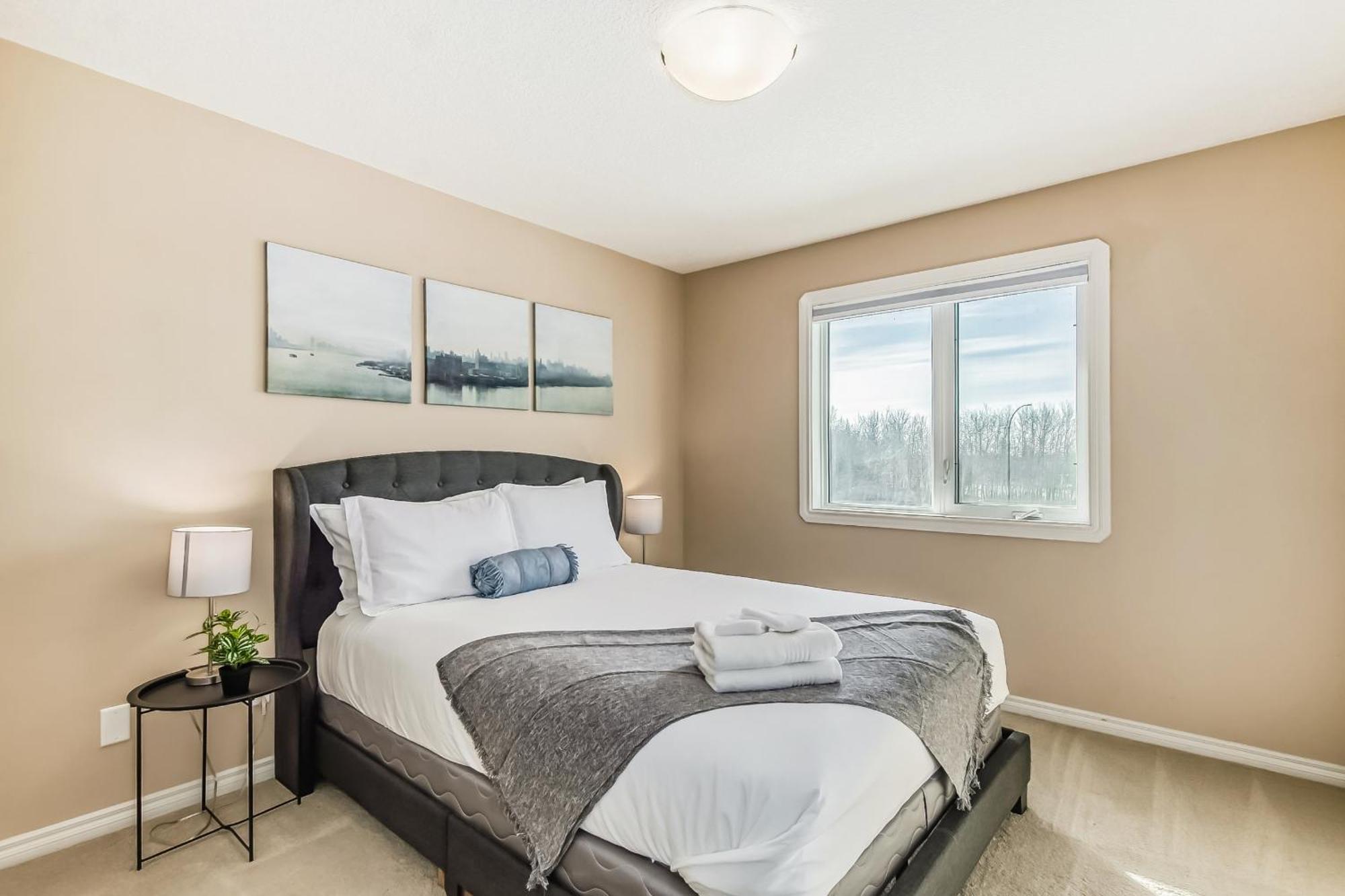 Lewis Estates Golf Course Executive By Henday, Whitemud, Step To Shops! Holiday home *