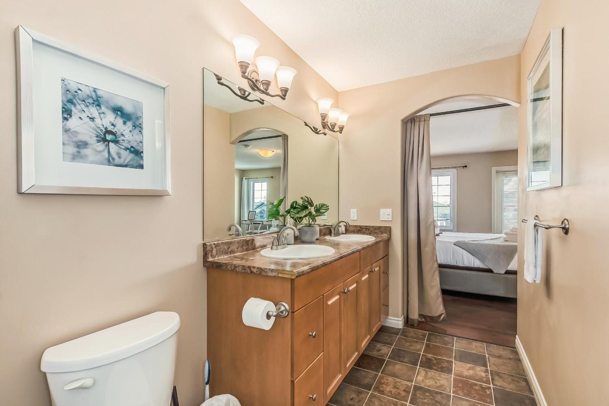 Lewis Estates Golf Course Executive By Henday, Whitemud, Step To Shops! Holiday home Edmonton