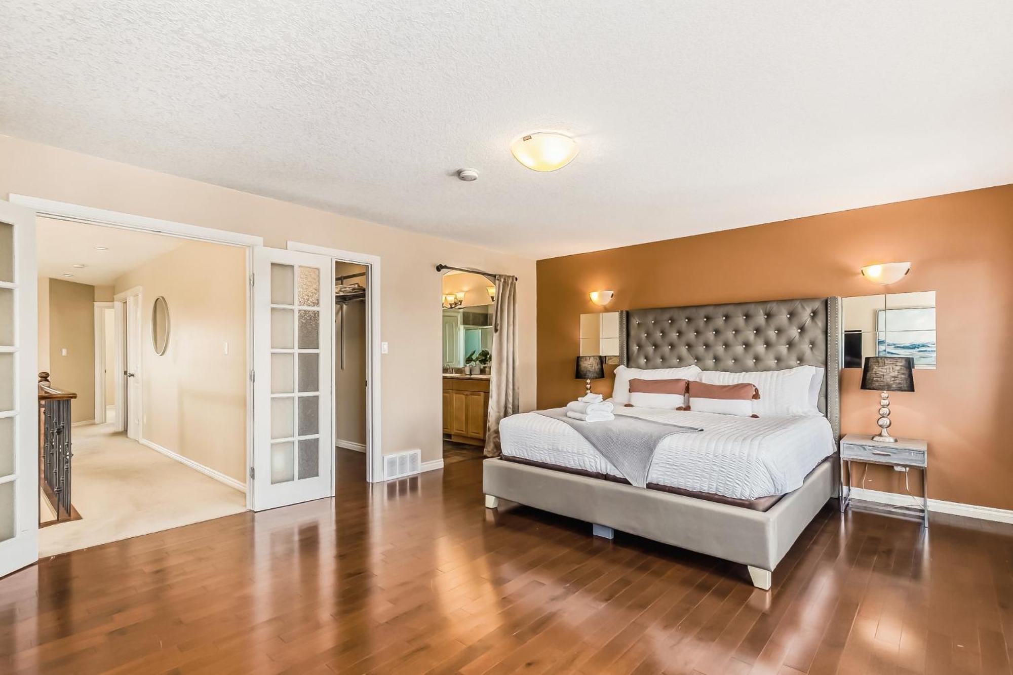 Lewis Estates Golf Course Executive By Henday, Whitemud, Step To Shops! *