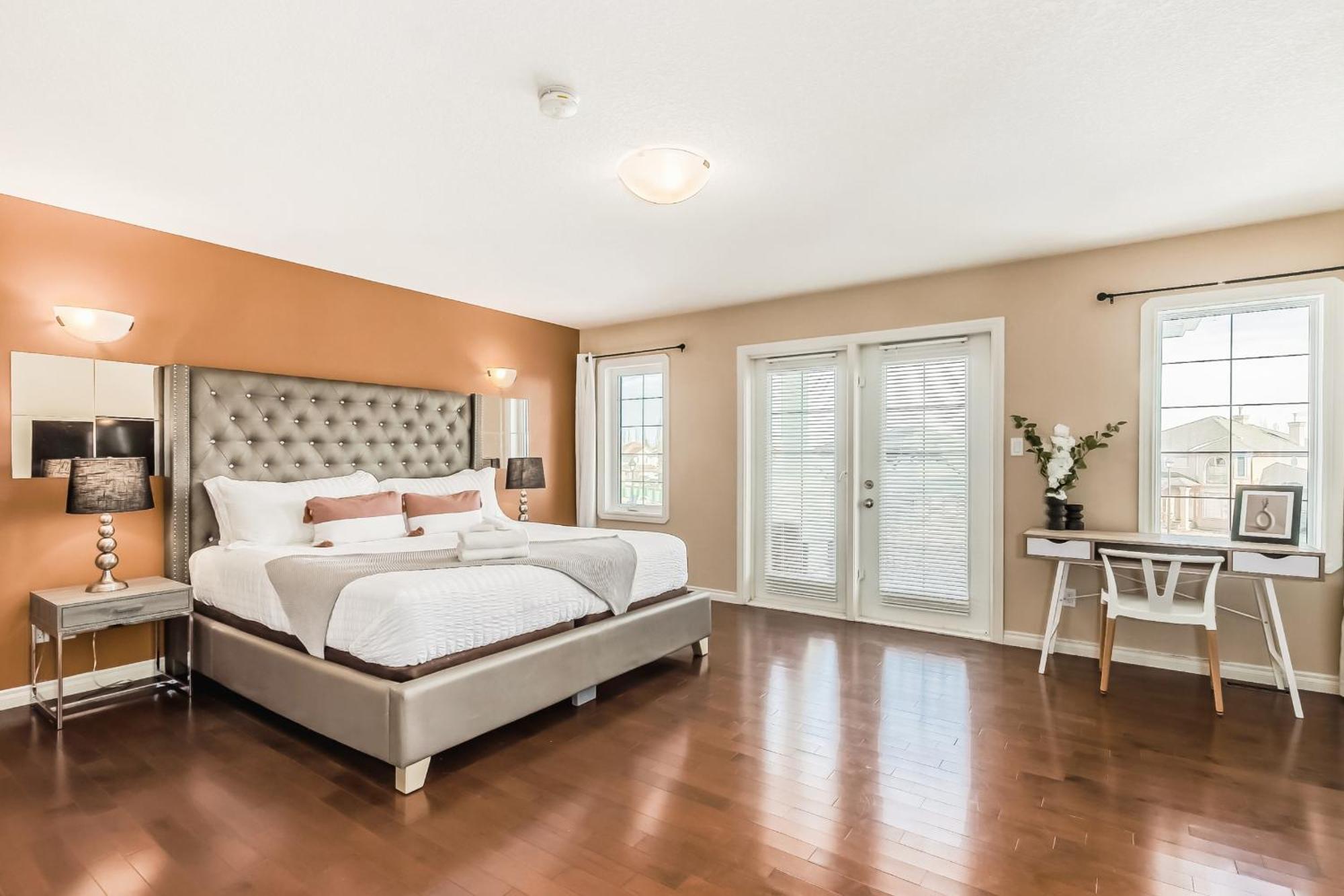 Lewis Estates Golf Course Executive By Henday, Whitemud, Step To Shops! Holiday home *