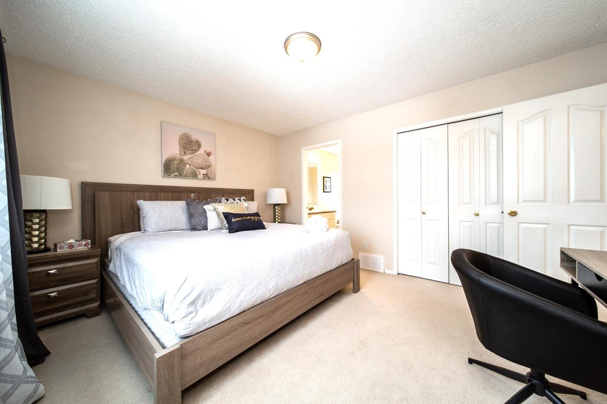 Holiday home Luxury Lewis Estates Golf Course View By Henday, Whitemud, Wem, Acheson!
