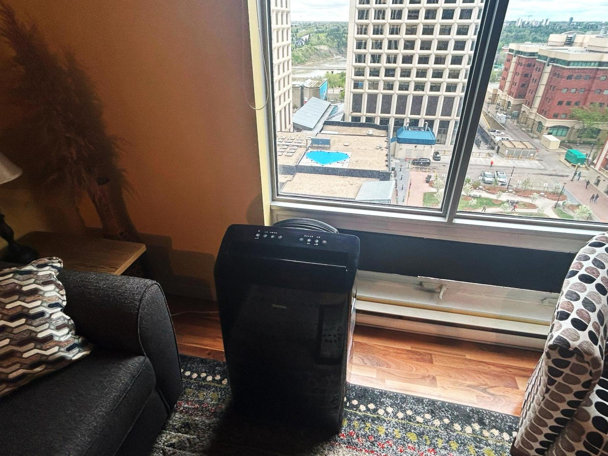 2 Full Beds, Rogers Place Downtown Central, Memorable 1 Bedroom *