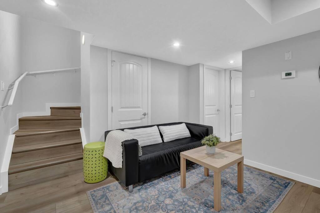 Holiday home Modernsuite*nearairport*2queens*2bedroom*fullkitchen