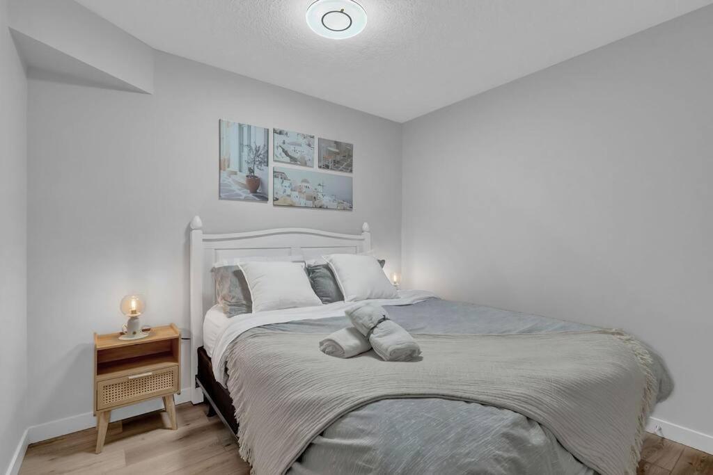 Modernsuite*nearairport*2queens*2bedroom*fullkitchen Holiday home *