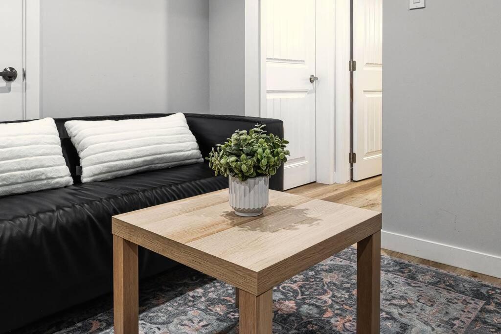 Modernsuite*nearairport*2queens*2bedroom*fullkitchen *
