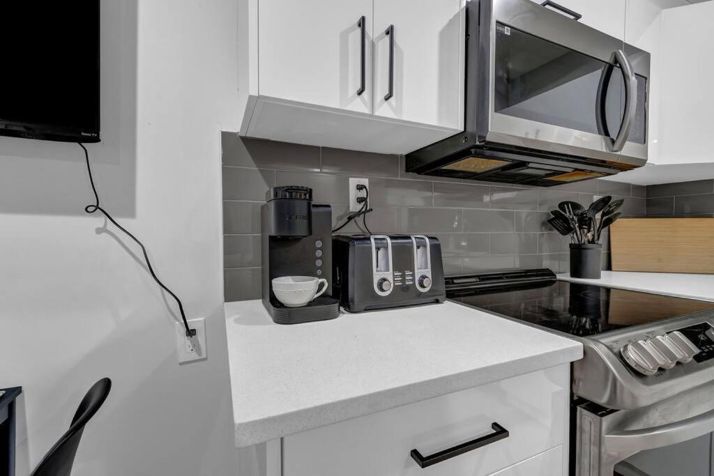Modernsuite*nearairport*2queens*2bedroom*fullkitchen Holiday home Edmonton
