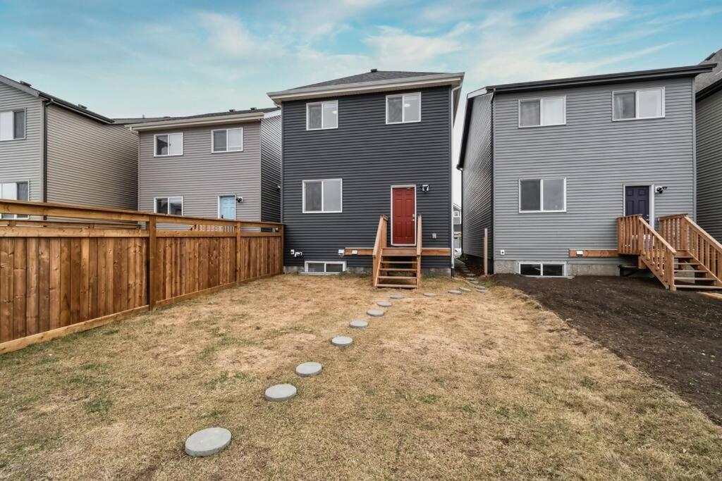 Holiday home Modernsuite*nearairport*2queens*2bedroom*fullkitchen Edmonton