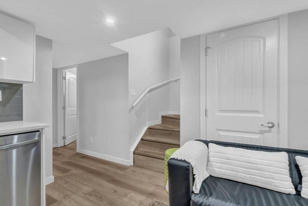 Modernsuite*nearairport*2queens*2bedroom*fullkitchen *