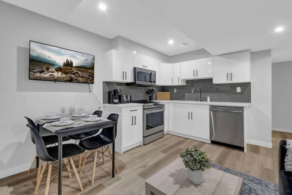 Modernsuite*nearairport*2queens*2bedroom*fullkitchen