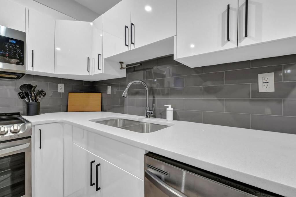 Holiday home Modernsuite*nearairport*2queens*2bedroom*fullkitchen