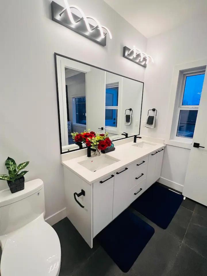 M21 Luxurious, Downtown River Valley Home, Centrally Located, Close To Everything *