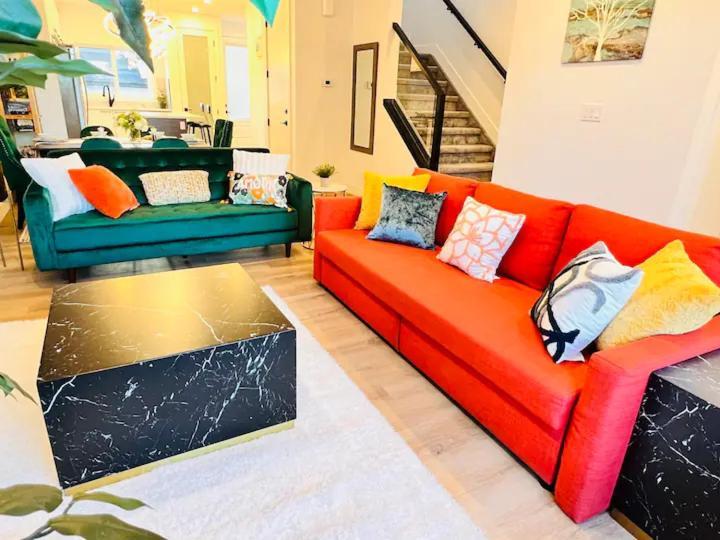 M21 Luxurious, Downtown River Valley Home, Centrally Located, Close To Everything Edmonton