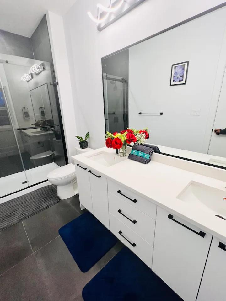 M21 Luxurious, Downtown River Valley Home, Centrally Located, Close To Everything Holiday home Edmonton