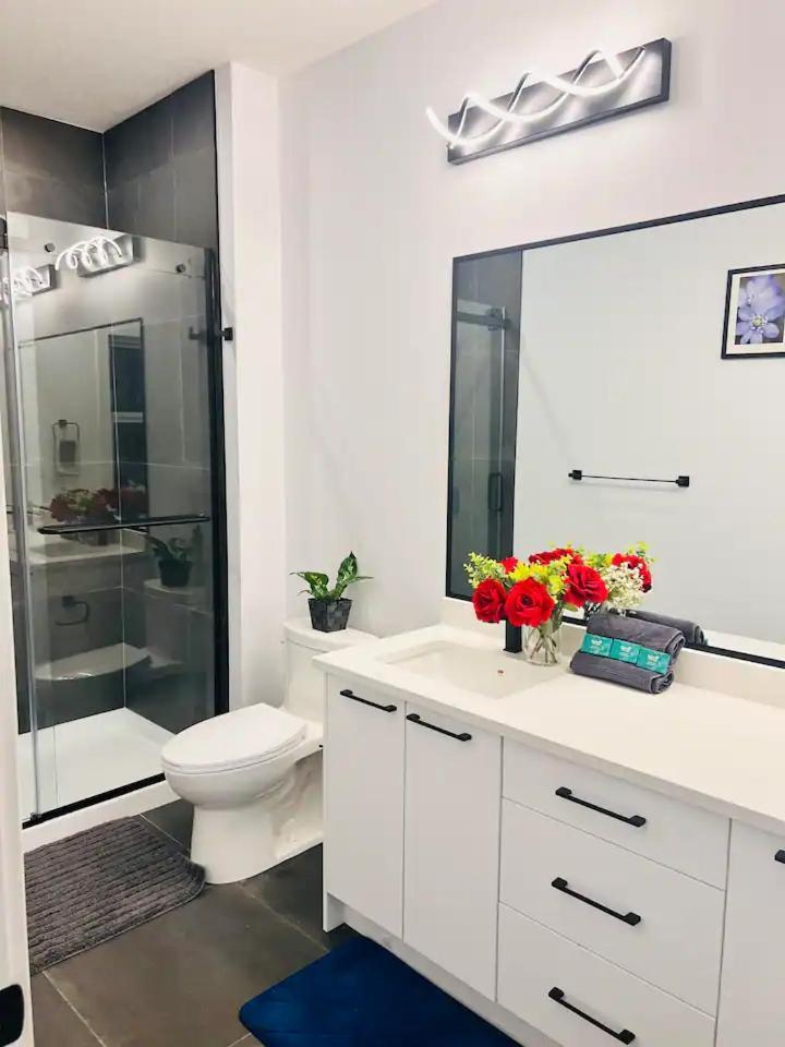 M21 Luxurious, Downtown River Valley Home, Centrally Located, Close To Everything * Edmonton