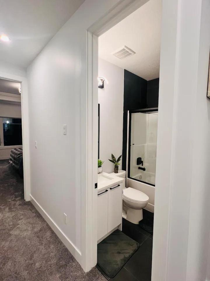 M21 Luxurious, Downtown River Valley Home, Centrally Located, Close To Everything
