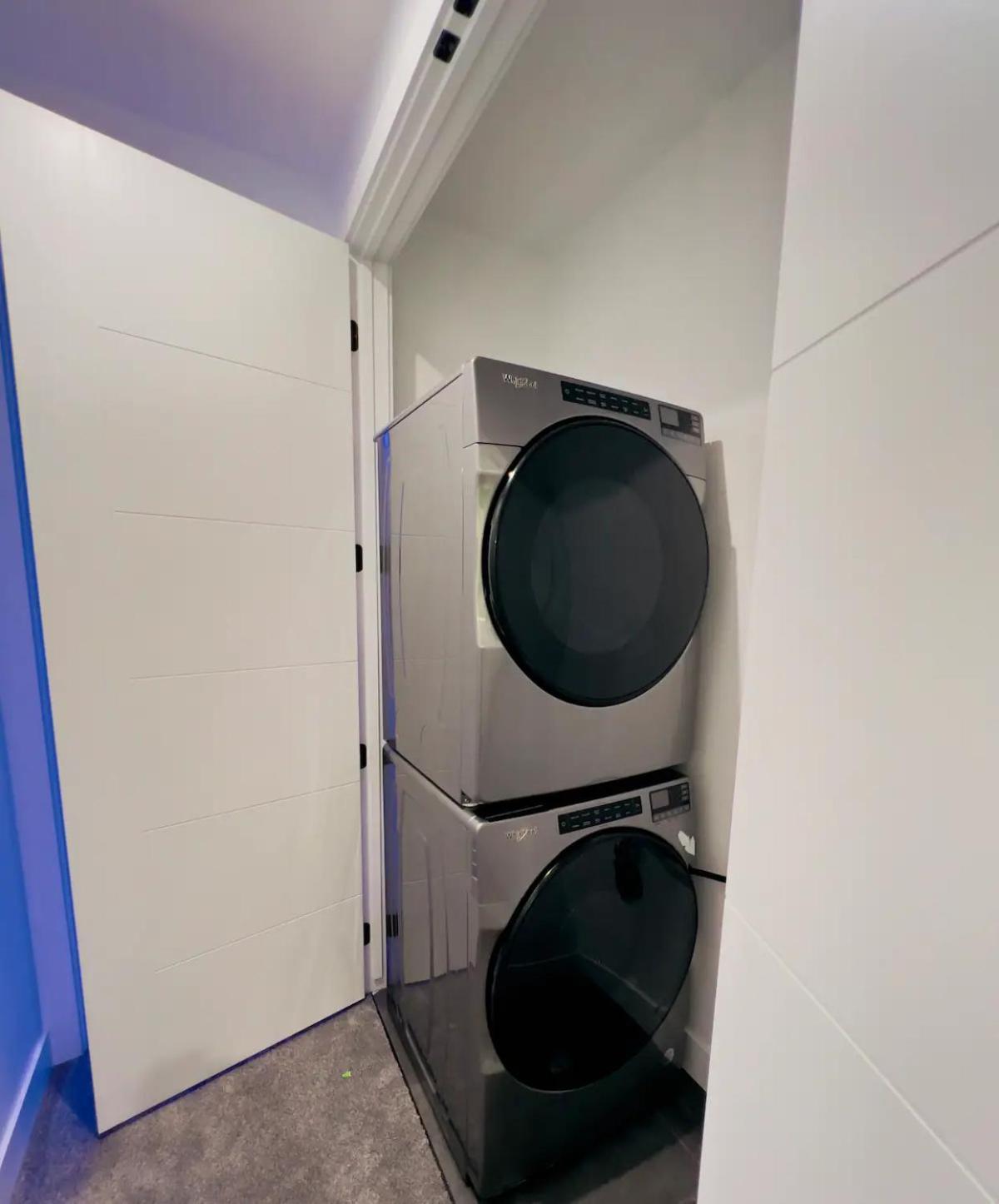 M21 Luxurious, Downtown River Valley Home, Centrally Located, Close To Everything Holiday home Edmonton