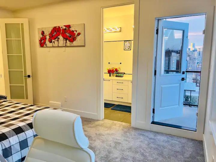 M21 Luxurious, Downtown River Valley Home, Centrally Located, Close To Everything