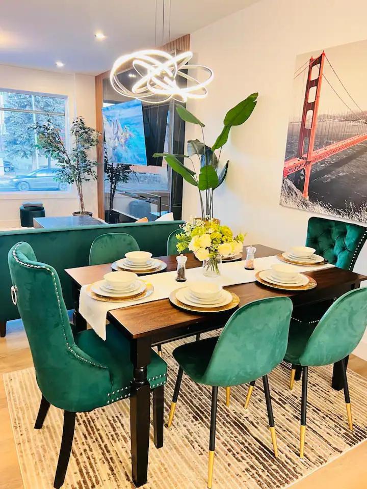 M21 Luxurious, Downtown River Valley Home, Centrally Located, Close To Everything Holiday home