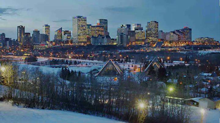 M21 Luxurious, Downtown River Valley Home, Centrally Located, Close To Everything Holiday home Edmonton