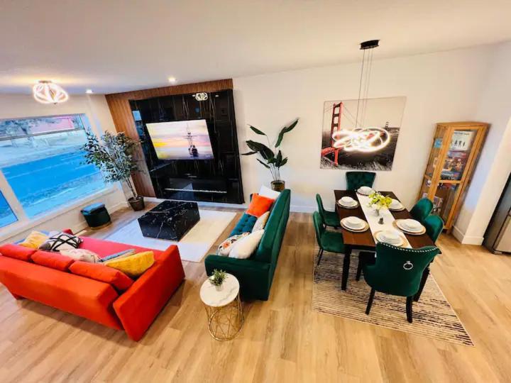 Holiday home M21 Luxurious, Downtown River Valley Home, Centrally Located, Close To Everything *