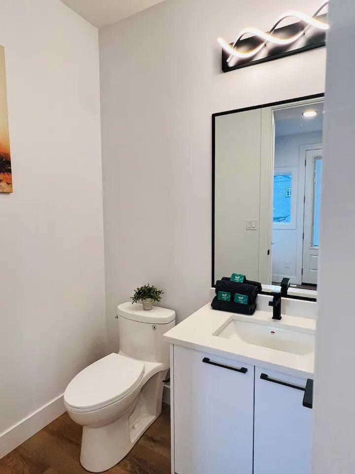 Holiday home M21 Luxurious, Downtown River Valley Home, Centrally Located, Close To Everything *