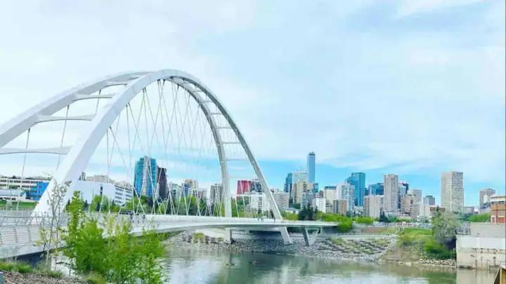 M21 Luxurious, Downtown River Valley Home, Centrally Located, Close To Everything Holiday home Edmonton