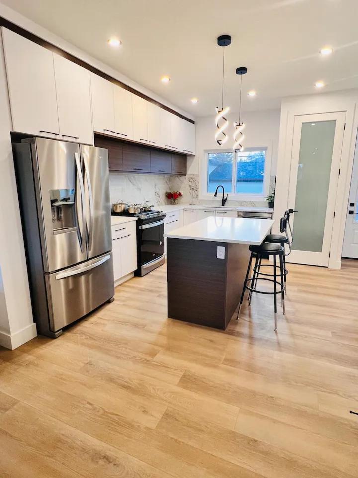 M21 Luxurious, Downtown River Valley Home, Centrally Located, Close To Everything