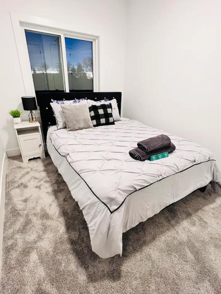 M21 Luxurious, Downtown River Valley Home, Centrally Located, Close To Everything * Edmonton