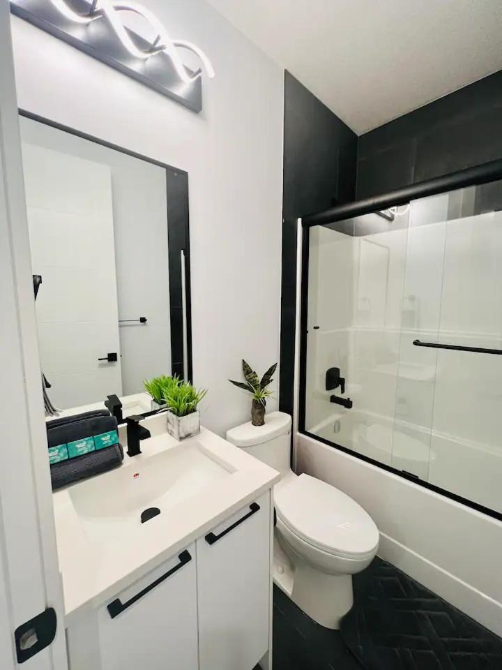 M21 Luxurious, Downtown River Valley Home, Centrally Located, Close To Everything