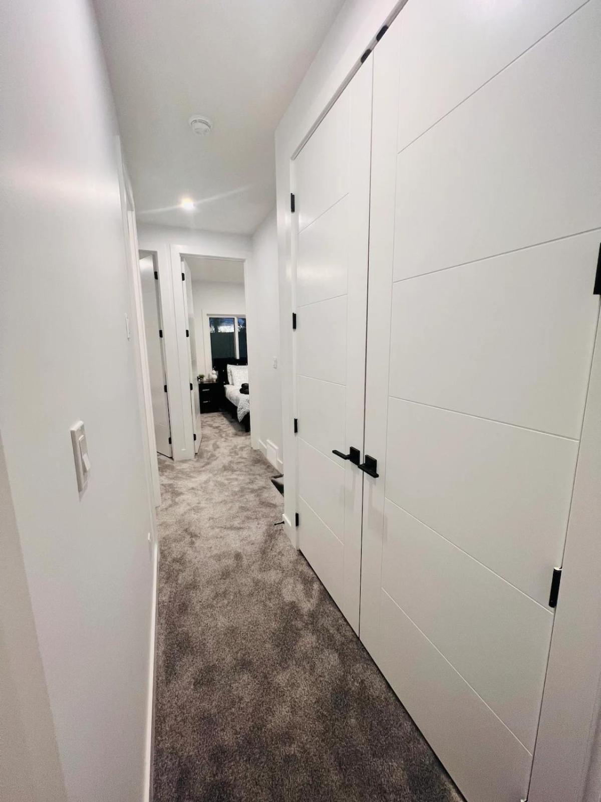 M21 Luxurious, Downtown River Valley Home, Centrally Located, Close To Everything * Edmonton