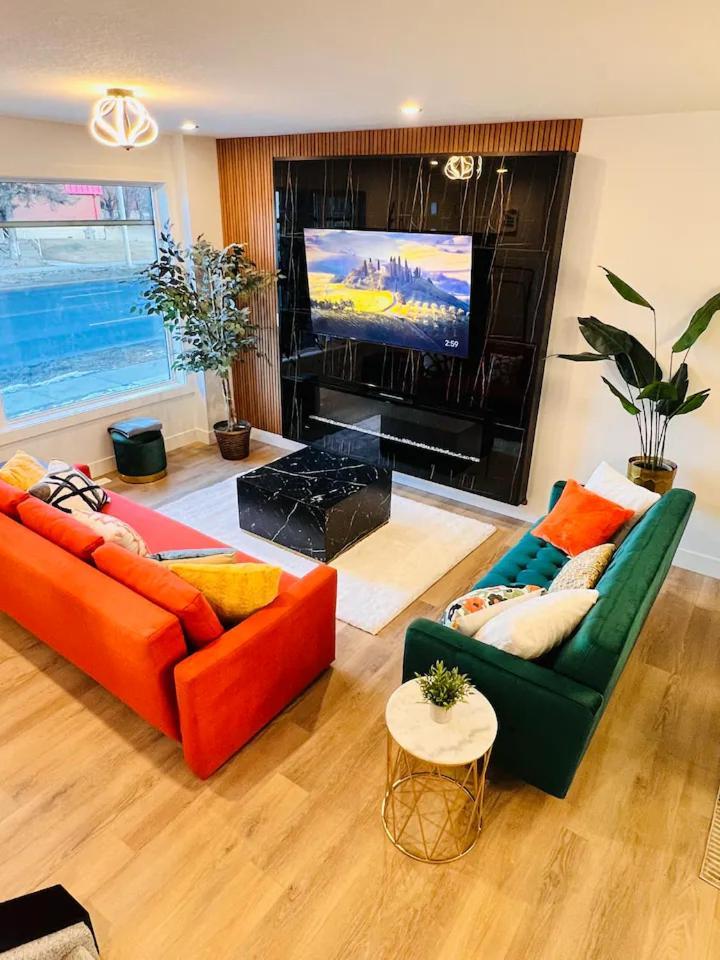 M21 Luxurious, Downtown River Valley Home, Centrally Located, Close To Everything Holiday home Edmonton