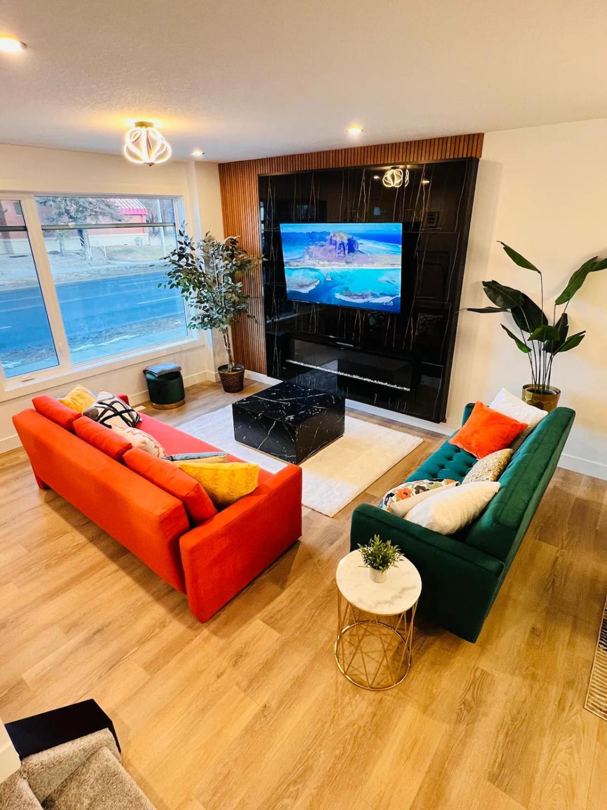 M21 Luxurious, Downtown River Valley Home, Centrally Located, Close To Everything Holiday home