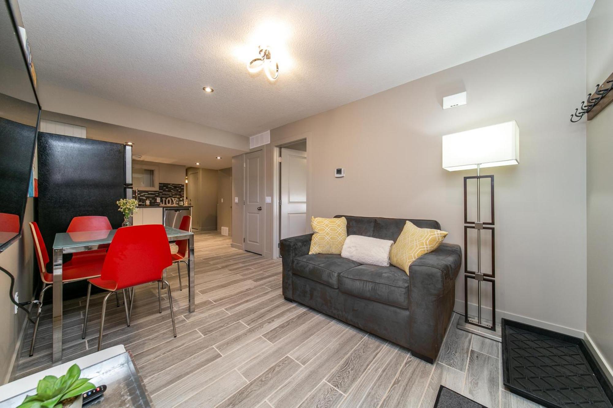 Stylish Chic - King Bed - Free Parking & Netflix - Fast Wi-fi - Long Welcome Holiday home *