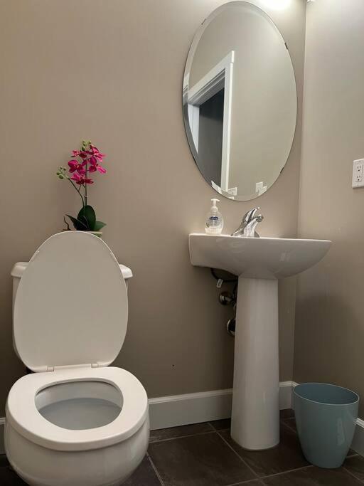 South Ed Relax In Our Spacious 3 Bedroom * Edmonton