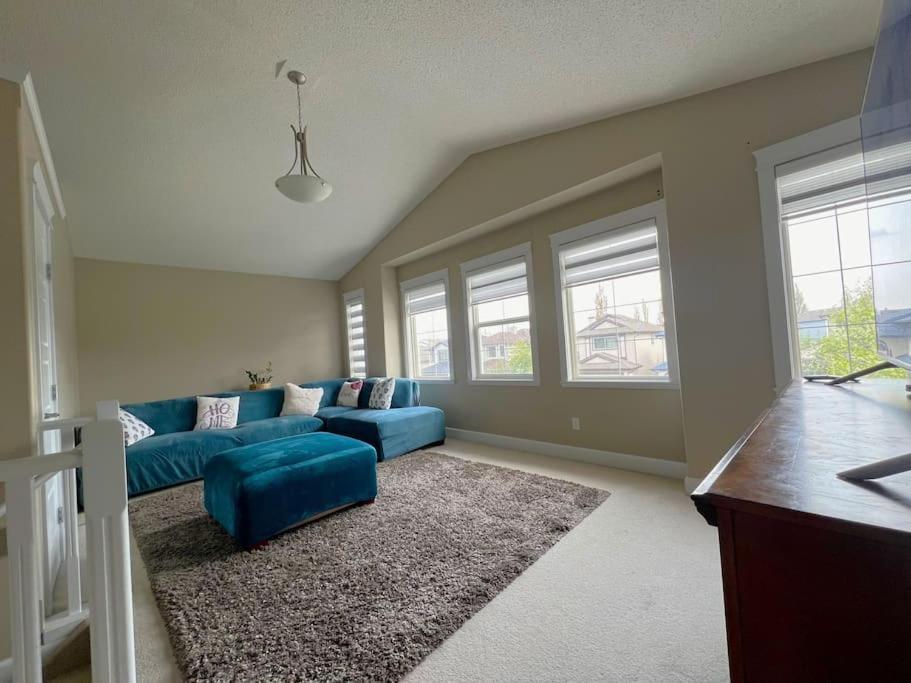 South Ed Relax In Our Spacious 3 Bedroom Holiday home Edmonton