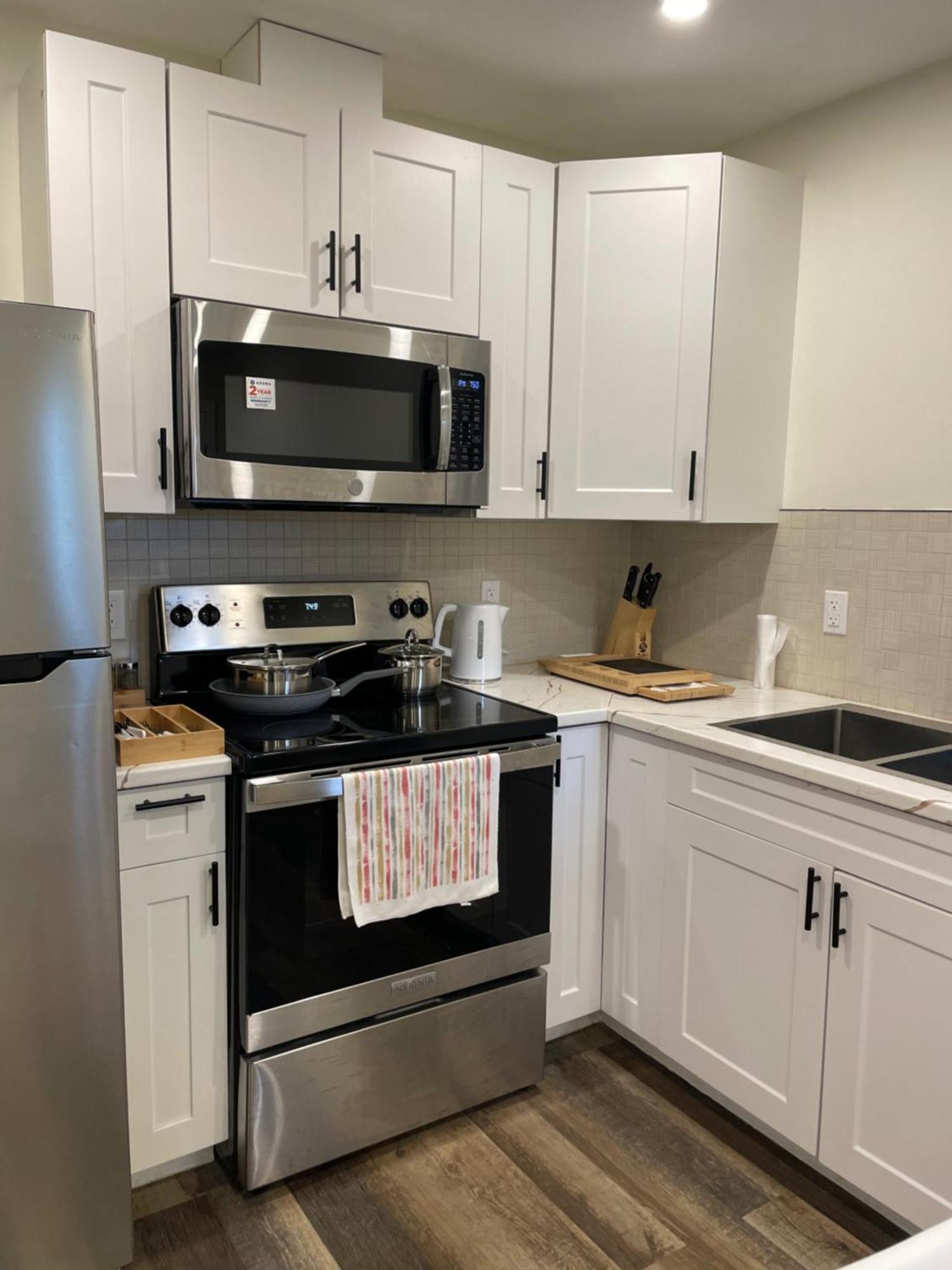 With Convenience - Proximity To Essential Places And Market Price!! Villa