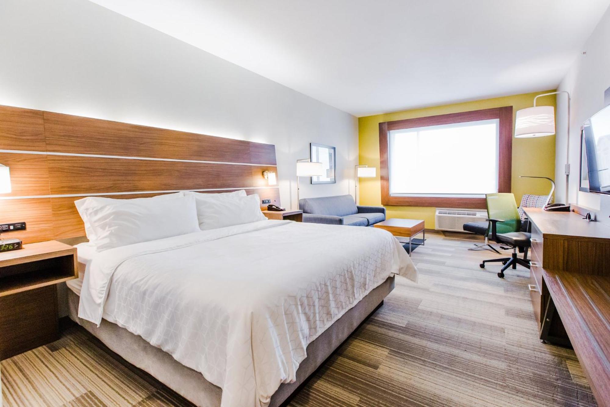 Holiday Inn Express & Suites - West Edmonton-Mall Area By Ihg 3*