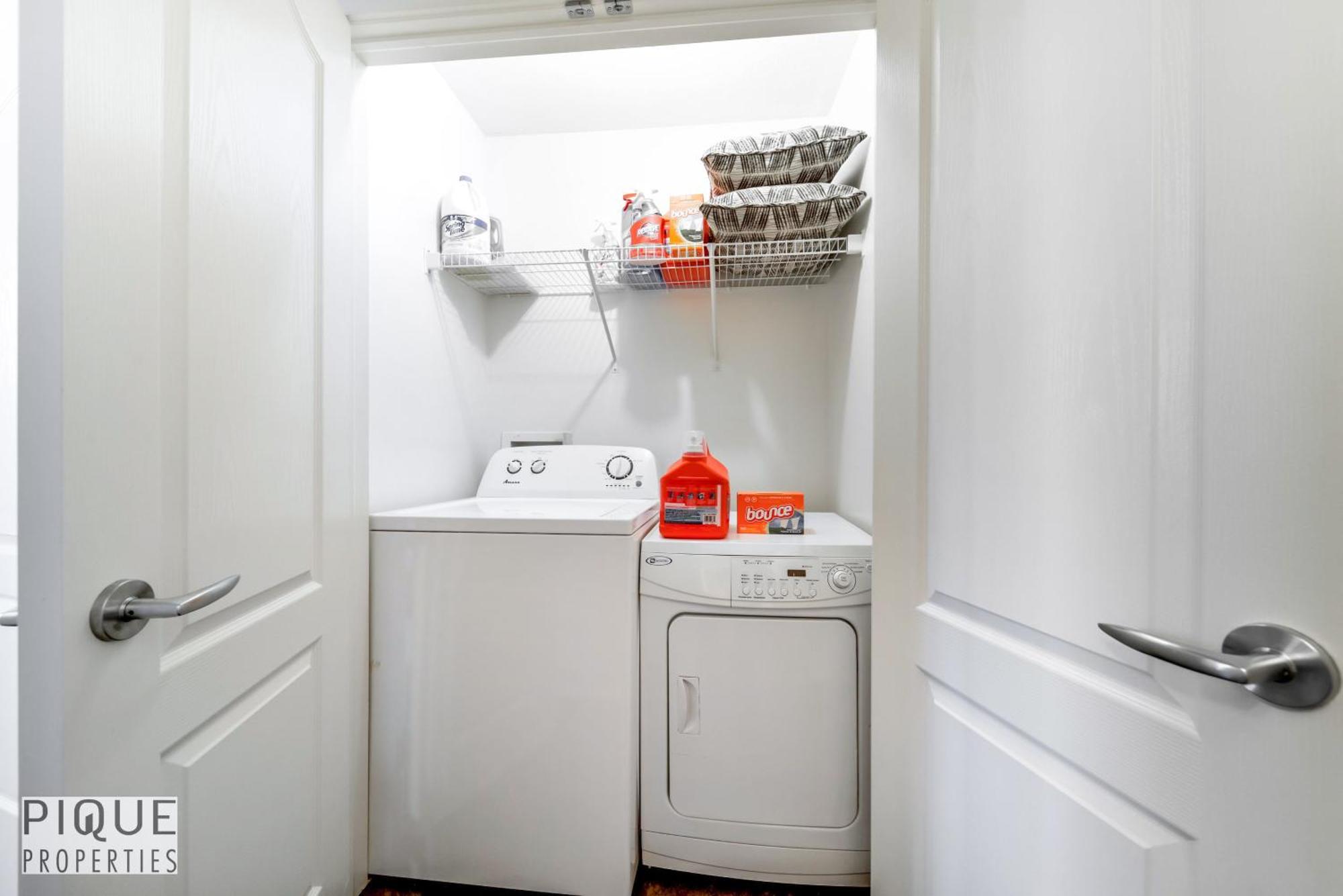 Stunning Modern - King Bed - Free Parking & Netflix - Fast Wi-fi - Long Welcome Holiday home Edmonton