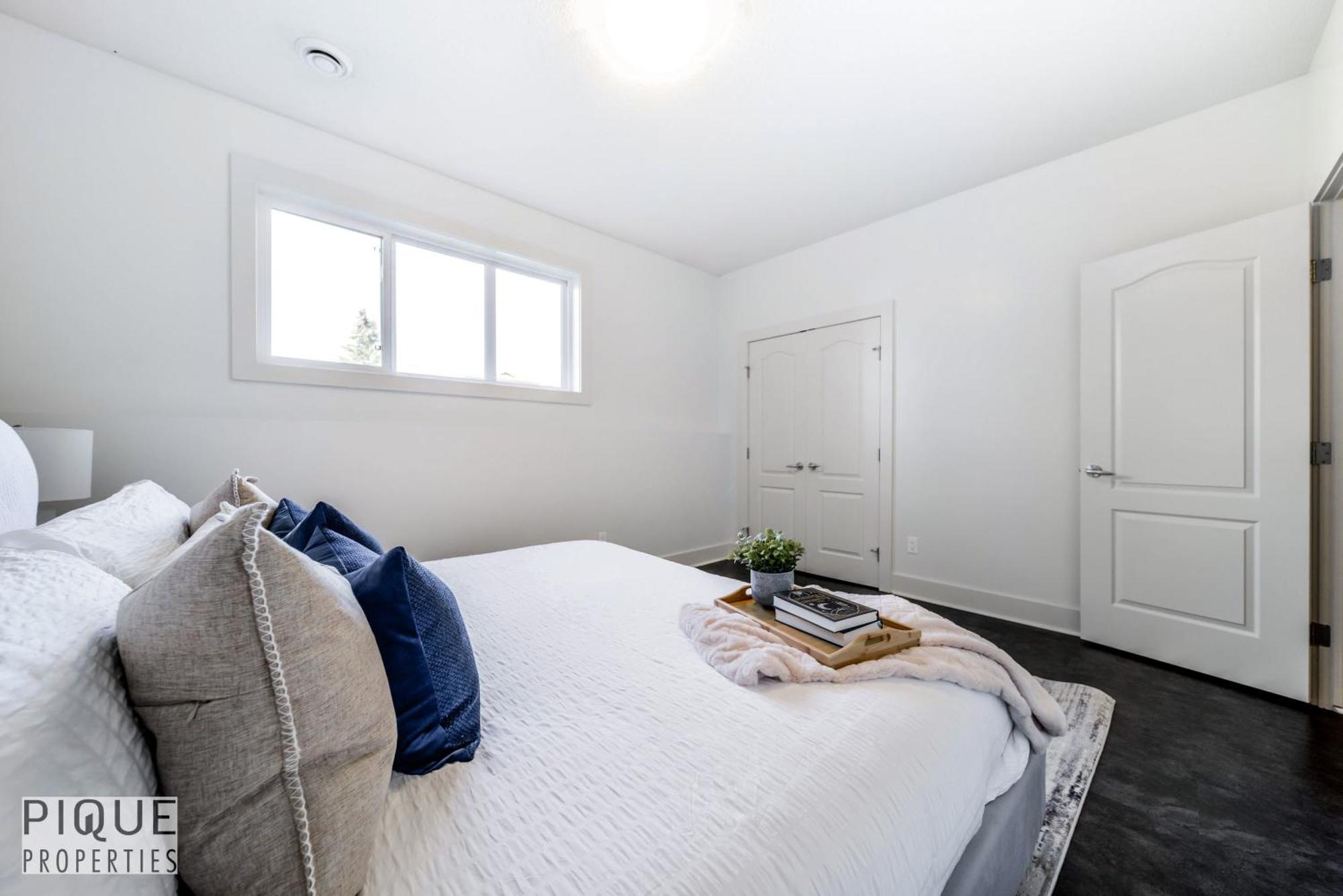 Stunning Modern - King Bed - Free Parking & Netflix - Fast Wi-fi - Long Welcome Holiday home Edmonton