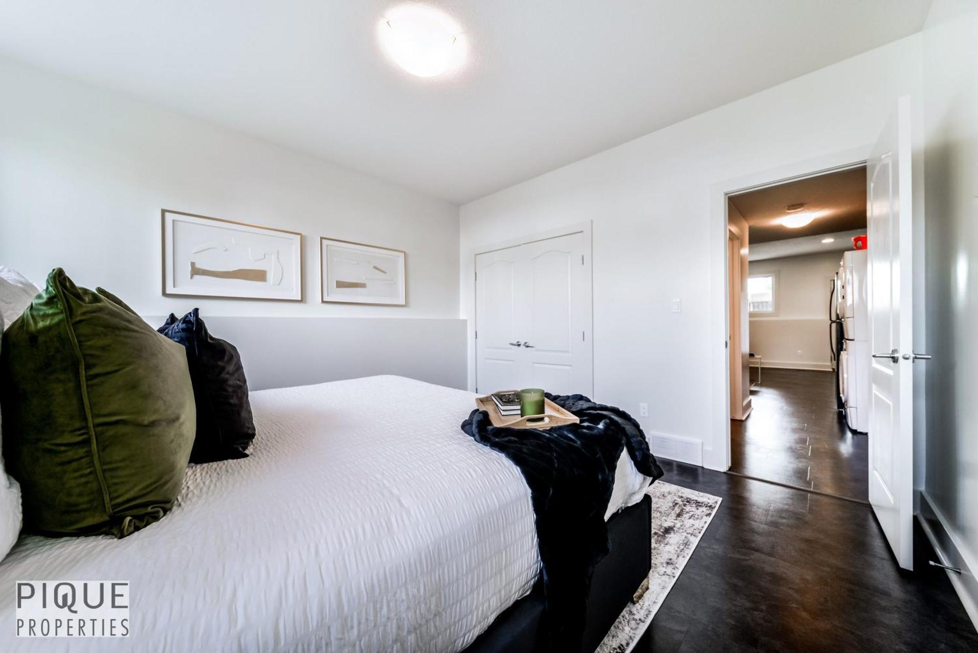 Stunning Modern - King Bed - Free Parking & Netflix - Fast Wi-fi - Long Welcome * Edmonton
