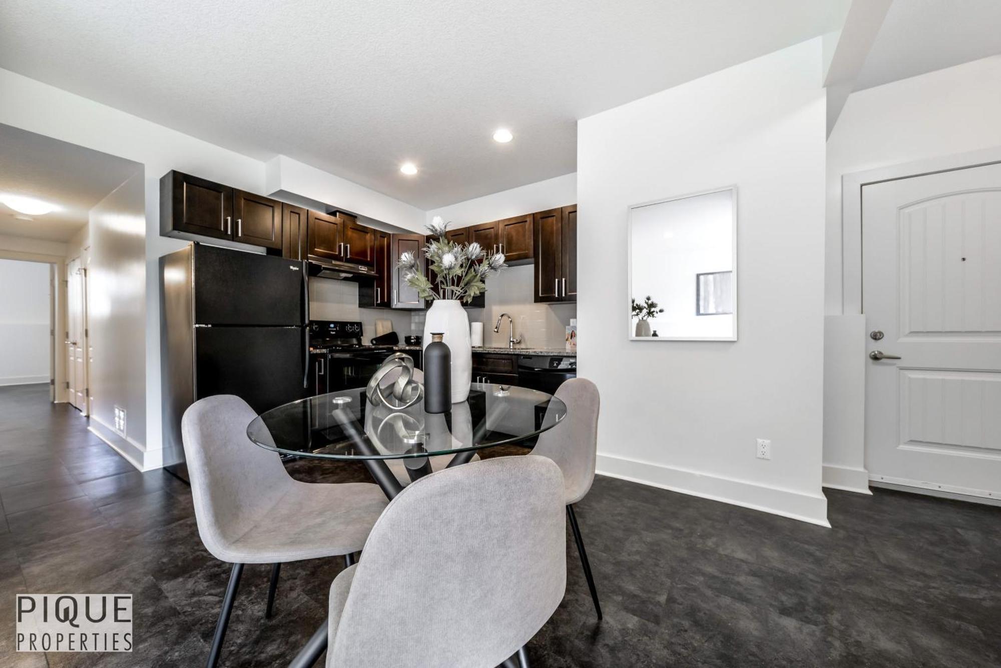 Stunning Modern - King Bed - Free Parking & Netflix - Fast Wi-fi - Long Welcome Edmonton
