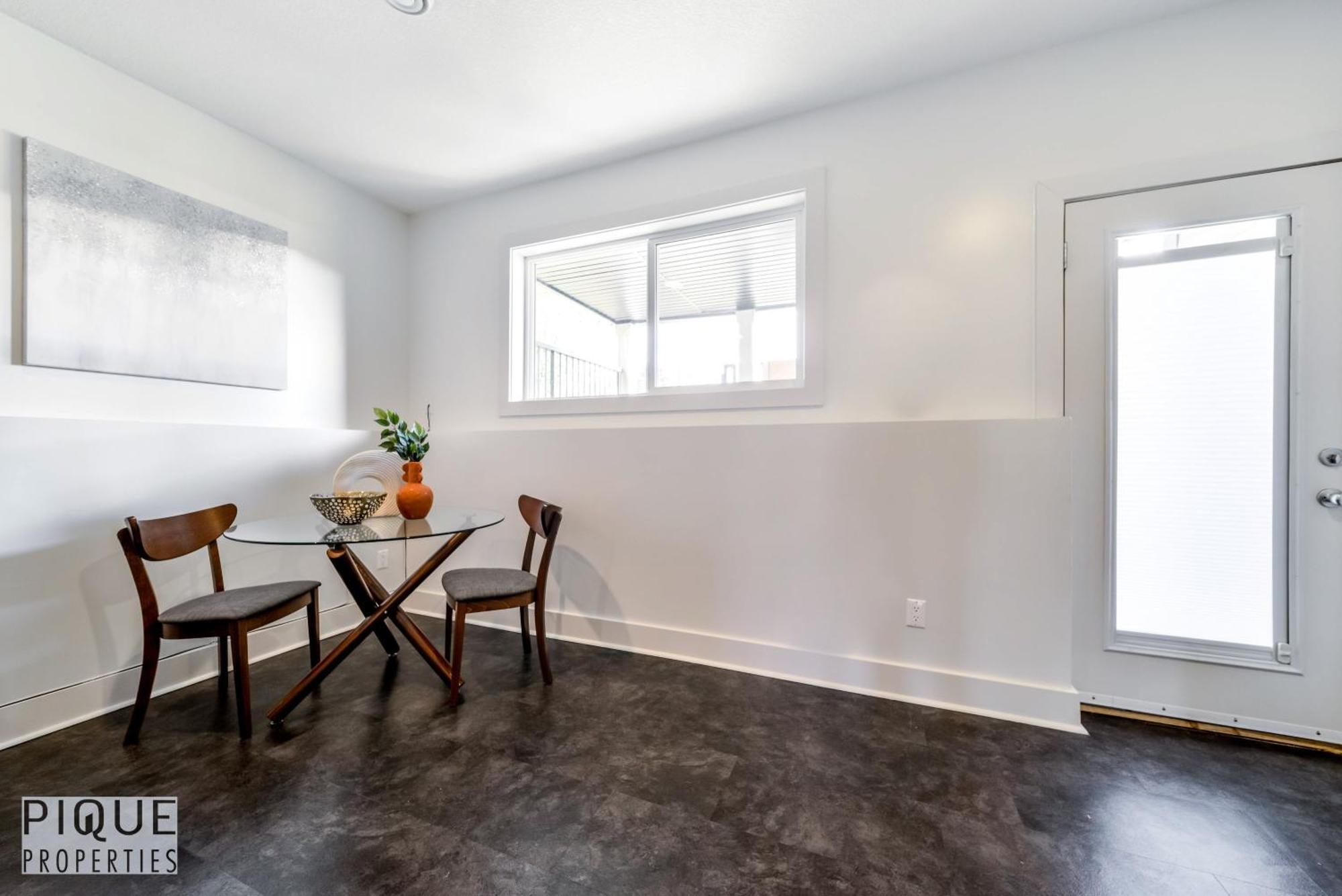 Stunning Modern - King Bed - Free Parking & Netflix - Fast Wi-fi - Long Welcome