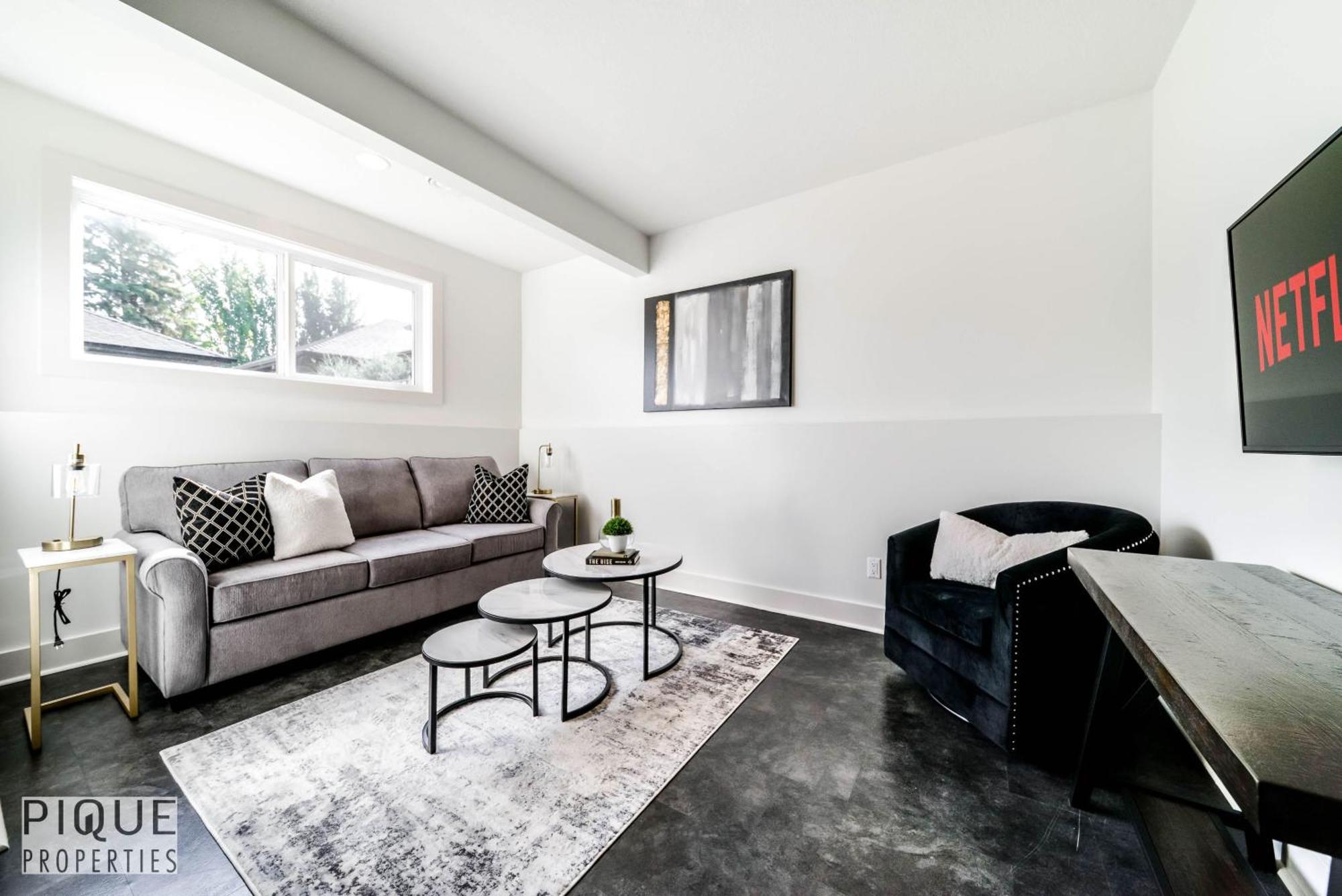 Stunning Modern - King Bed - Free Parking & Netflix - Fast Wi-fi - Long Welcome Edmonton