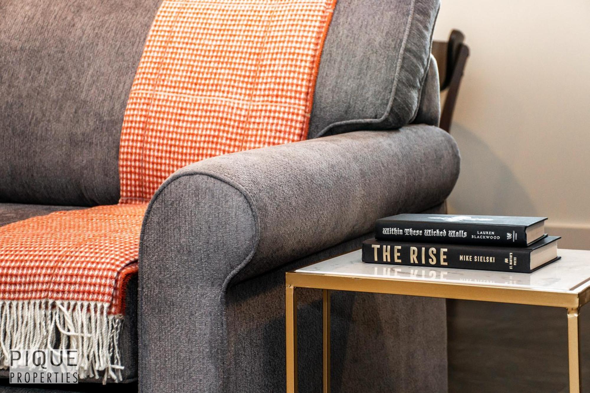 Stunning Modern - King Bed - Free Parking & Netflix - Fast Wi-fi - Long Welcome