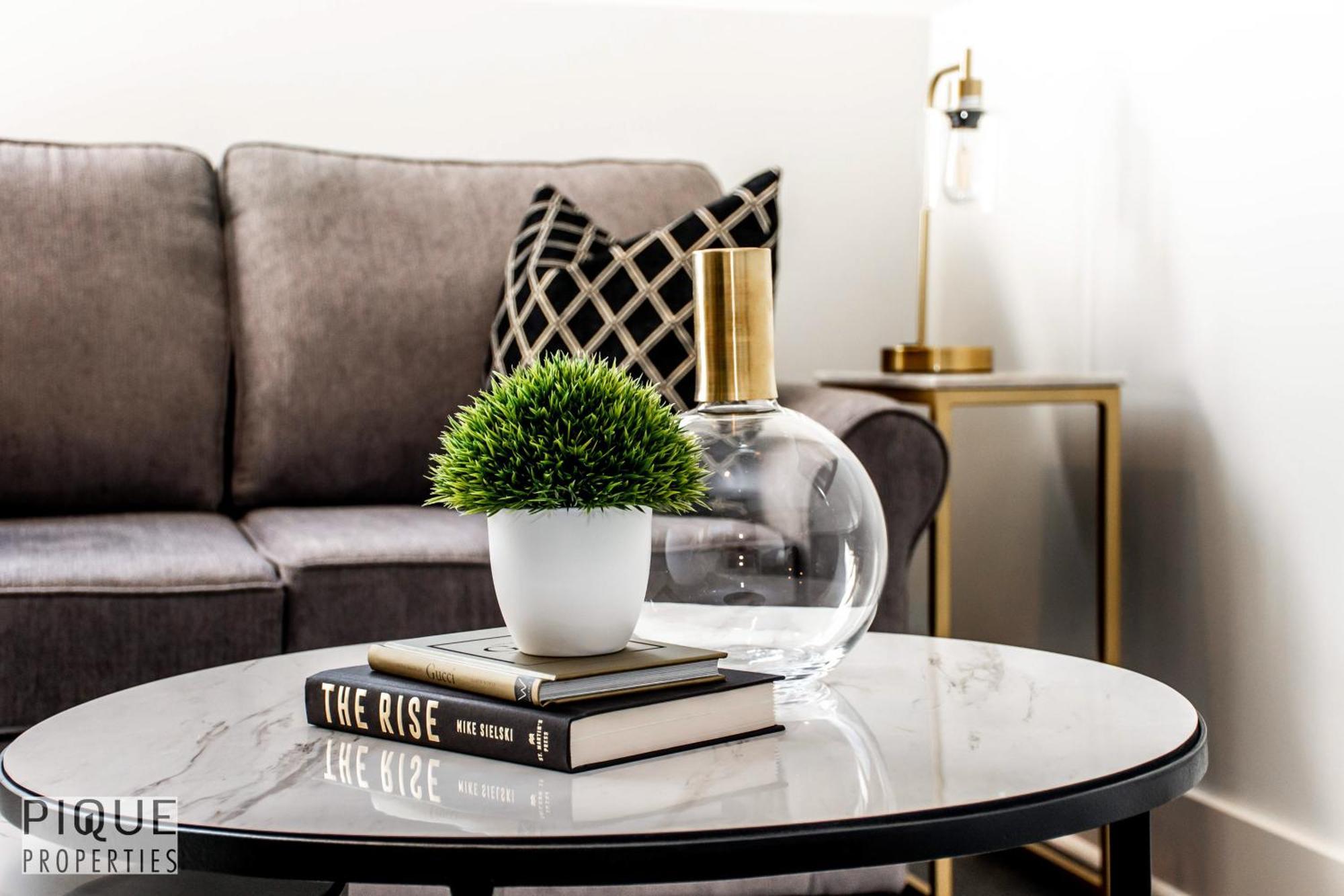 Stunning Modern - King Bed - Free Parking & Netflix - Fast Wi-fi - Long Welcome Edmonton