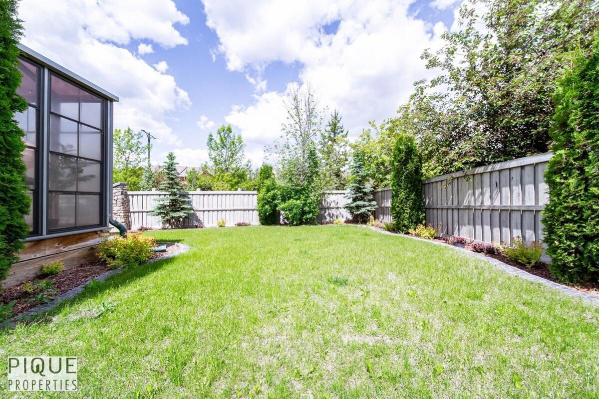 Spacious Luxury - Sleeps 8 - King Bed - Nflx&wifi Apartment Edmonton