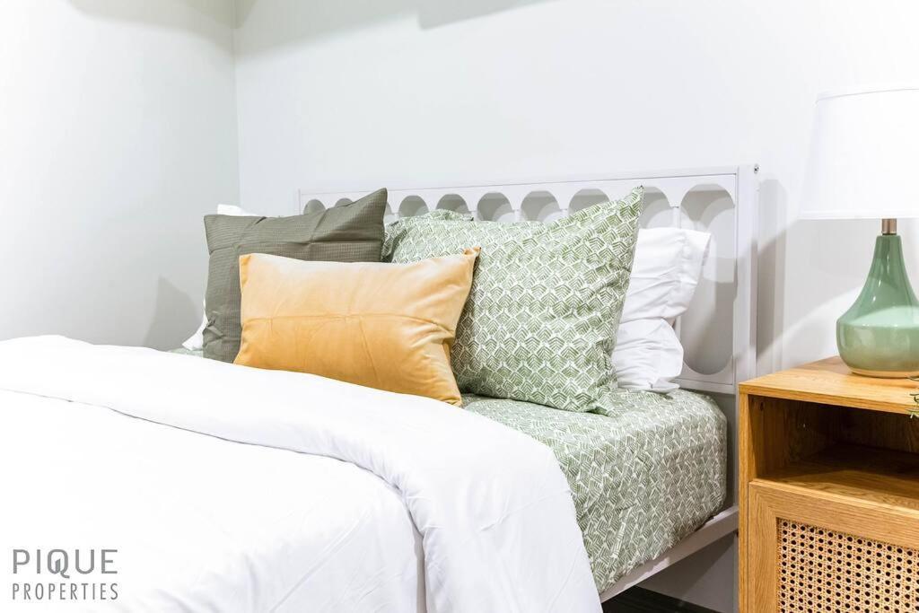 Spacious Bright - Sleeps 4 - King Bed - Nflx Apartment