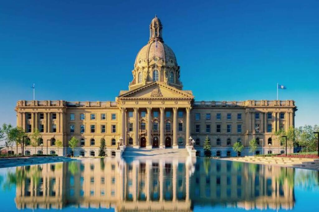 Spacious Bright - Sleeps 4 - King Bed - Nflx * Edmonton