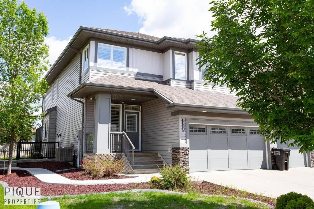 Spacious Bright - Sleeps 4 - King Bed - Nflx Edmonton