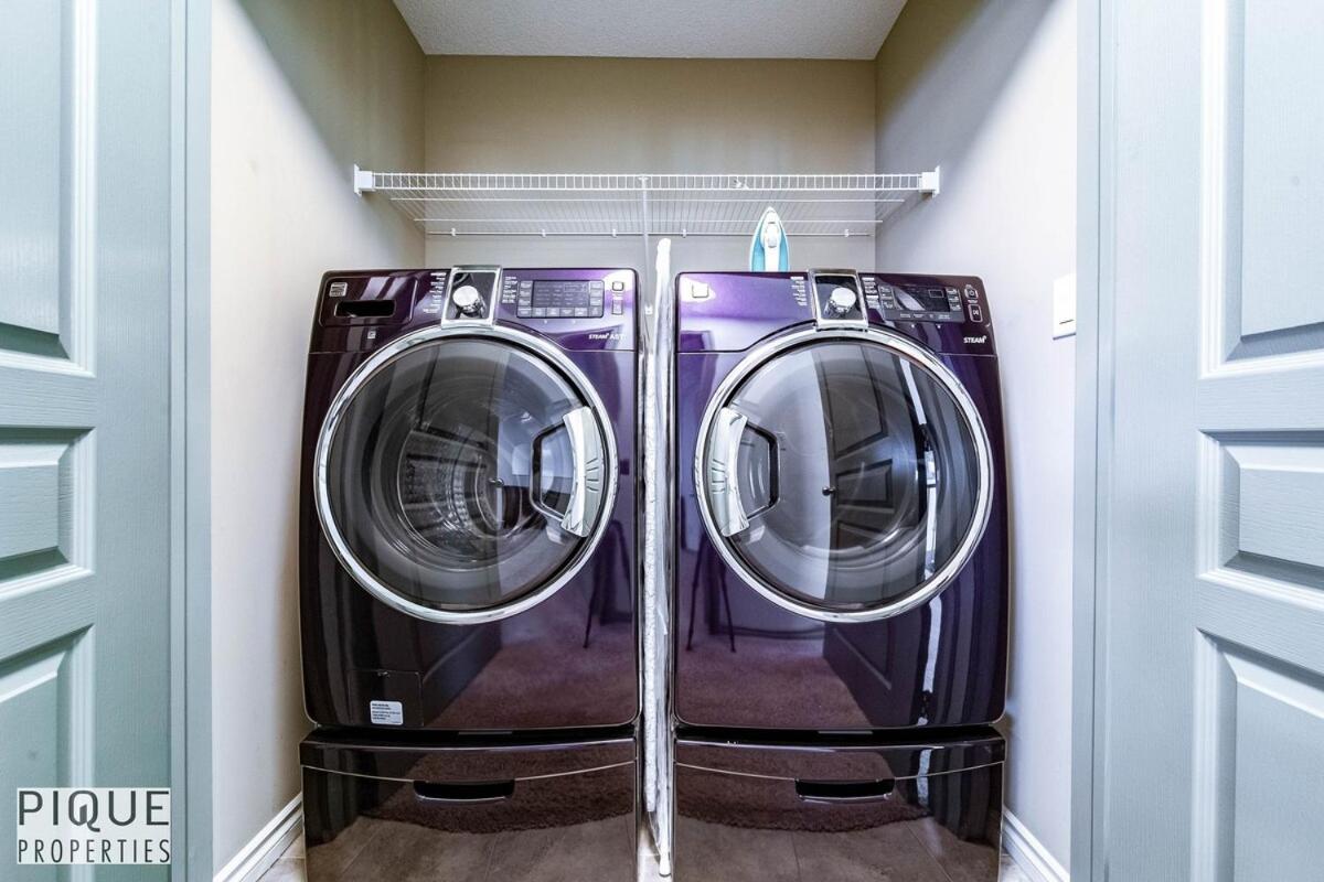Spacious Luxury - Sleeps 8 - King Bed - Nflx&wifi
